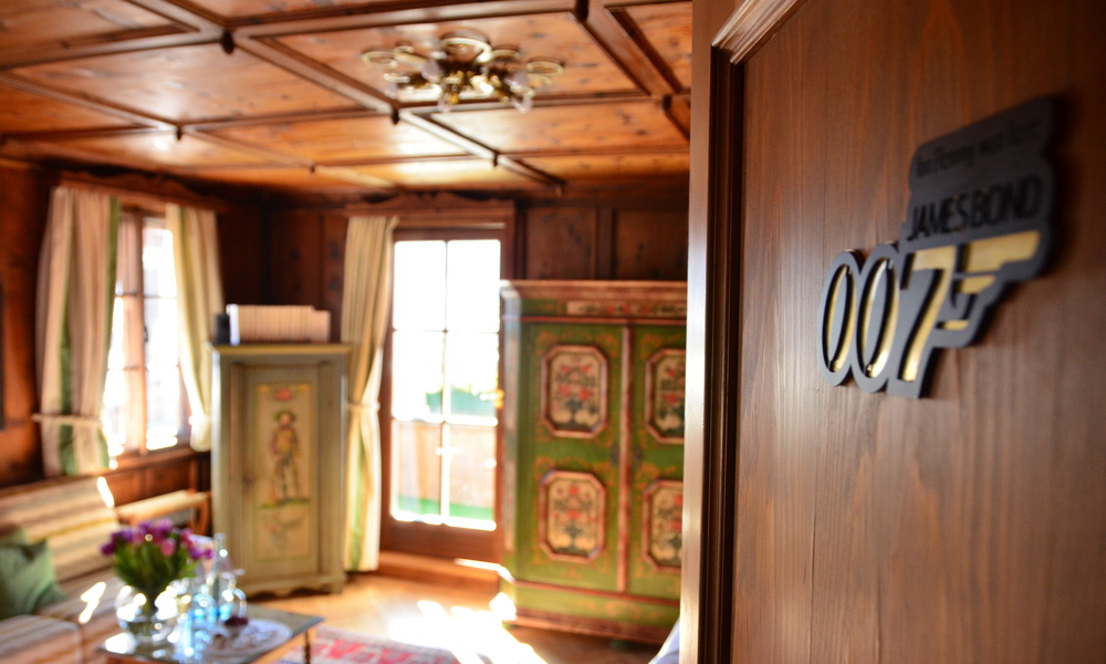 Ein gemütliches Holzzimmer mit Vintage-Dekor; auf dem Türschild steht James Bond 007.